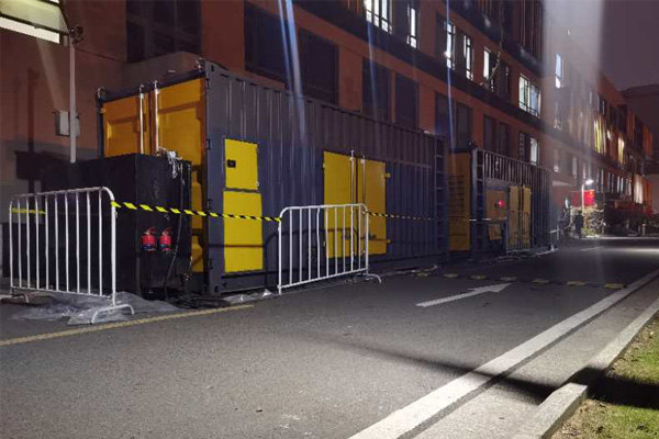 青秀柴油发电机组的输出电压是如何调节的？