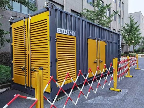 青秀如何使用转速表检查发动机的转速？